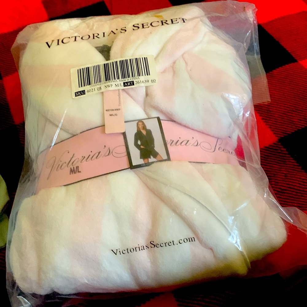 NWT Short plush Victoria’s Secret robe M/L classic pink/white matching slippers
